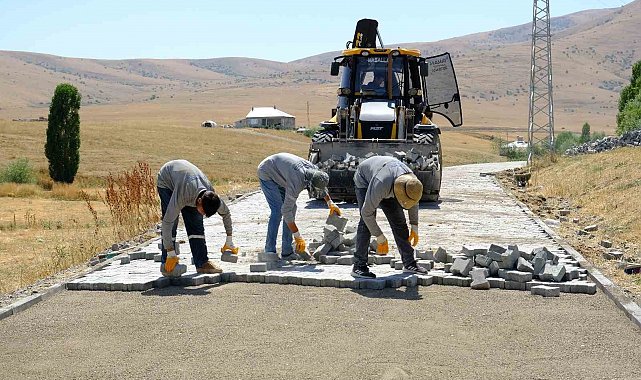Ağrı'da köy yolları modern görünüme kavuşuyor