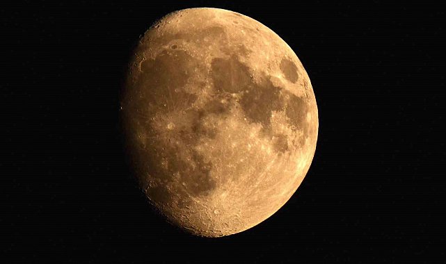 Ahlat semalarında kartpostallık "Şişkin Ay" manzarası