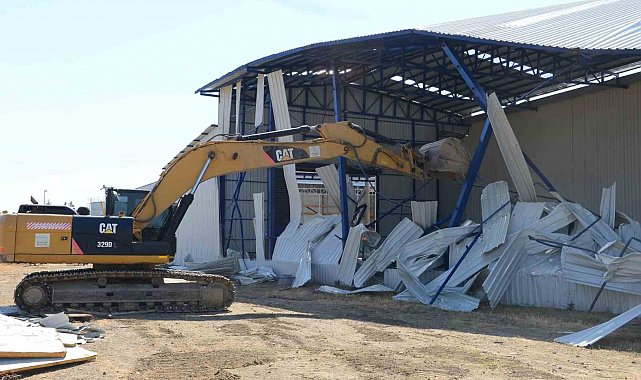 Akçalar'da 2 kaçak yapı yıkıldı