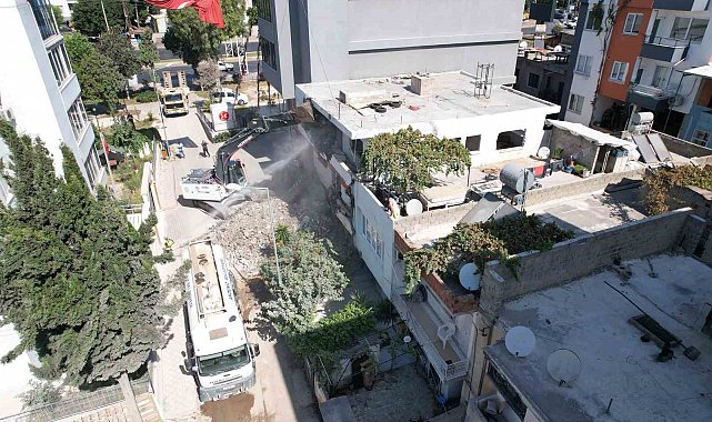 Akdeniz'de metruk yapılar yıkılıyor