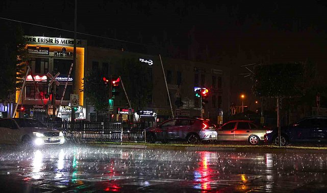 Akşam saatlerinde etkili olan sağanak 45 kilogram yağış bıraktı