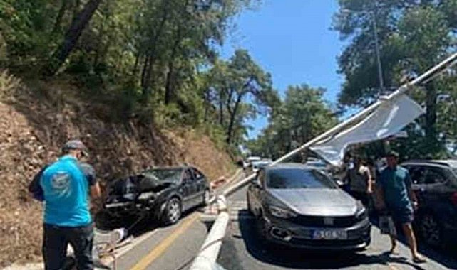 Akyaka'da freni patlayan araç aydınlatma direğine çarptı