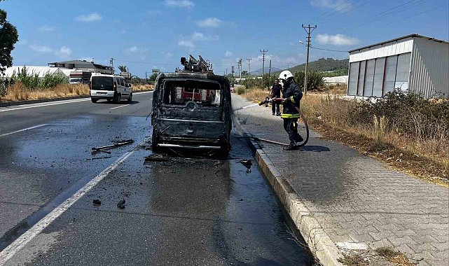 Alanya'da seyir halindeki Fiat otomobil alev aldı