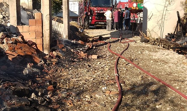 Alevlere teslim olan ahşap ev küle döndü