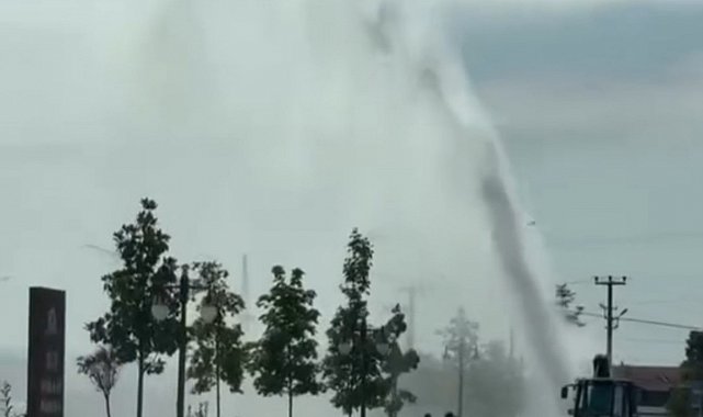 Altyapı çalışmasında su borusu patladı