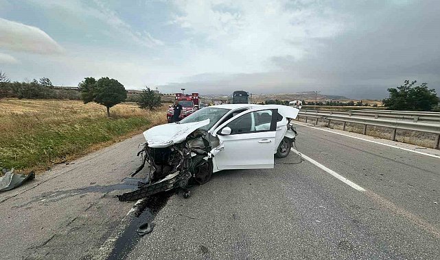 Amasya'da otomobil tıra çarptı