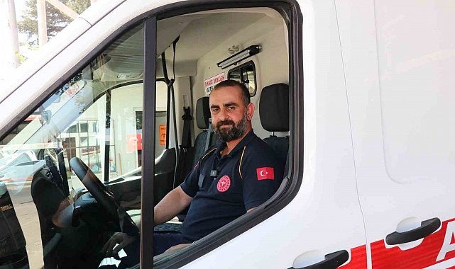 Ambulans şoförü çocuğu yalın ayak bırakmadı, istasyona galoşla döndü