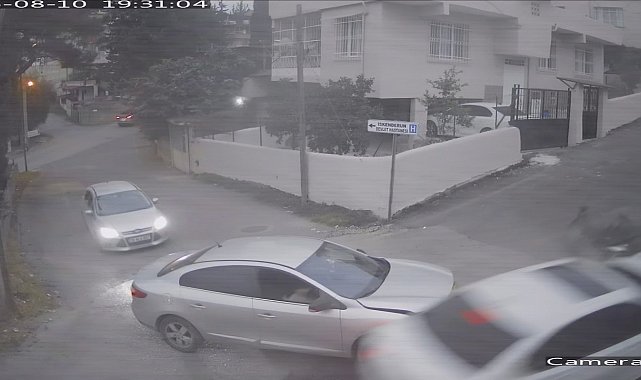 Ambulansı takip ederken kaza yapan araçtaki vatandaşın yaşadığı şok kamerada