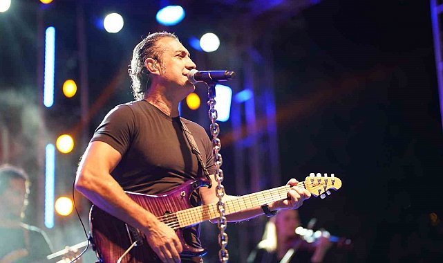 Anadolu rock müziğinin sevilen ismi Kıraç, Erzincan'da konser verdi