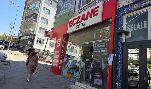 Ankara'da kontrolden çıkan otomobil eczaneye çarparak durabildi