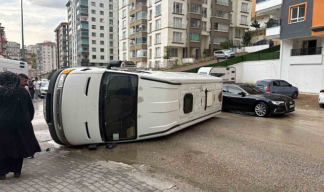 Ankara'da minibüs yol kenarına devrildi