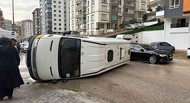 Ankara'da minibüs yol kenarına devrildi