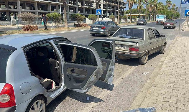 Antalya'da 3 otomobilin karıştığı zincirleme kazada 2 kişi yaralandı