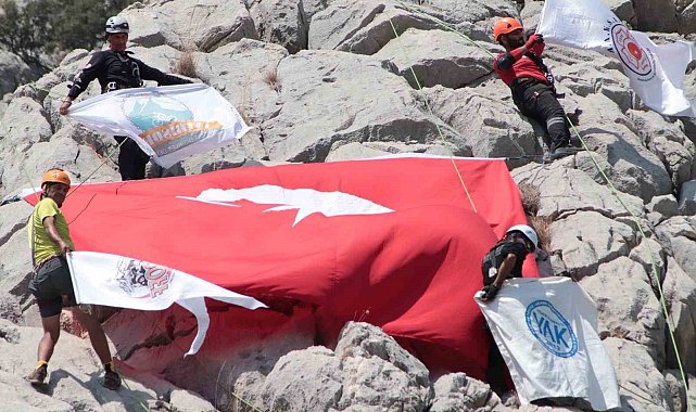 Antalya'da dağcılar Zafer Bayramı'na özel Türk bayrağı açtı
