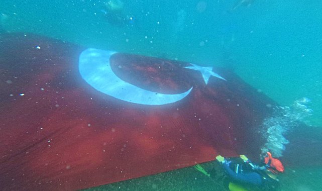 Antalya'da denizde dev Türk bayrağı açıldı