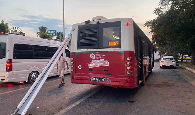 Antalya'da halk otobüsüne karavan tentesi saplandı