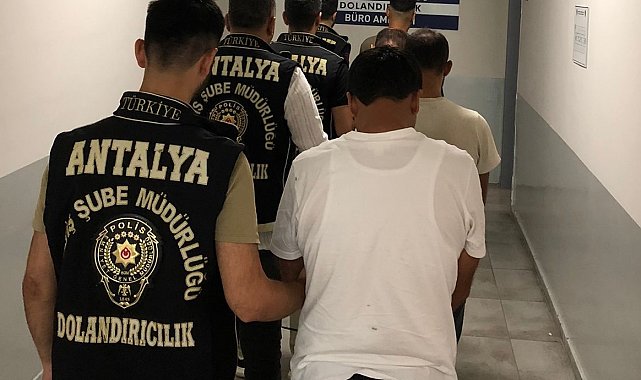Antalya'da kendini devlet görevlisi olarak tanıtıp vurgun yapan 4 şüpheli tutuklandı