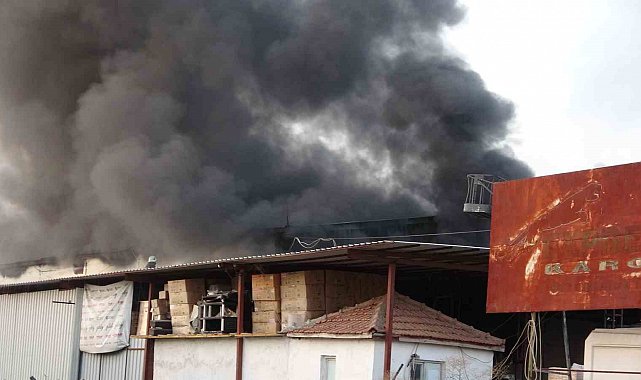 Antalya'da otel ekipmanları deposu alev alev yandı, çalışanlar gözyaşlarını tutamadı