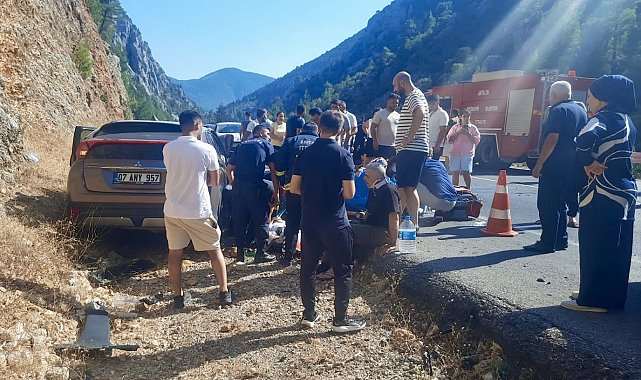 Antalya'da otomobil çekici ile çarpıştı: 5 yaralı