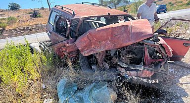 Antalya'da otomobiller kafa kafaya çarpıştı: 1'i ağır 6 yaralı