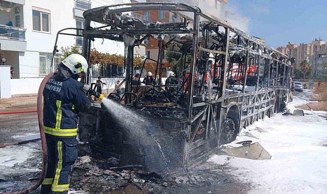 Antalya'da özel halk otobüsü park halindeyken alev alev yandı