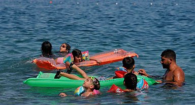 Antalya'nın deniz suyu sıcaklığı 33 dereceyle İstanbul ve Ankara'nın sıcak havasını geride bıraktı