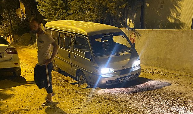 Araç, alt yapı çukurunda mahsur kaldı