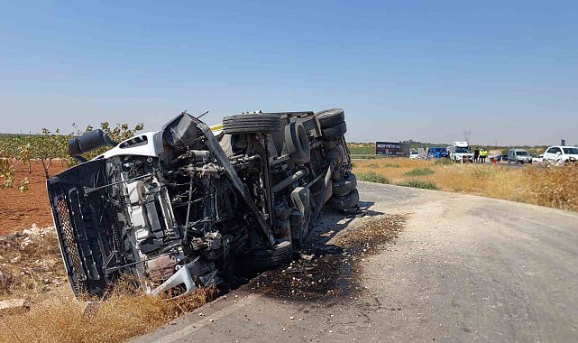 Araçla çarpışan kamyon yan yattı: 1 yaralı