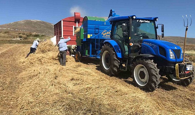 Ardahan'da güneş altında patoz mesaisi