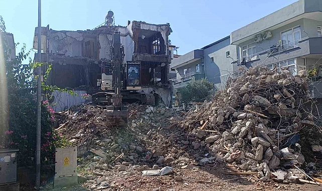 Arka sokaktaki yıkım evleri salladı, panikleyen mahalleli 112'yi aradı