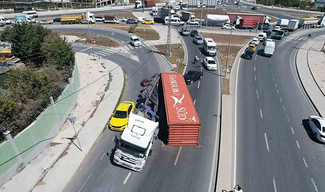 Arnavutköy'de facia ucuz atlatıldı: Kömür yüklü tırın konteyneri böyle yola devrildi