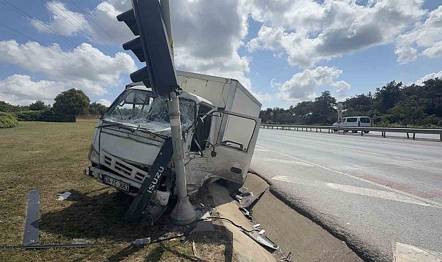 Arnavutköy'de freni patlayan kamyonet önce reklam panolarına sonra trafik ışığına çarptı: 1 yaralı