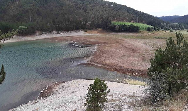 Aşırı sıcaklar Sünnet Gölü'nü vurdu: Sular çekildi, göl kuruma noktasına geldi
