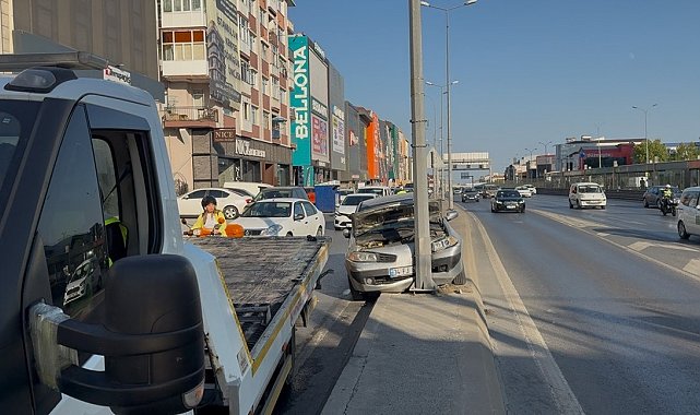 Avcılar E-5 yan yolda refüje çıkan araç elektrik direğine çarptı