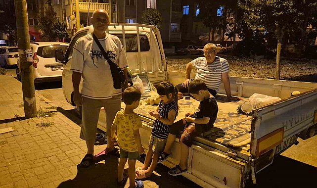 Avcılar'da kamyonet kasasında deprem nöbeti