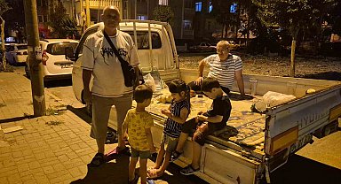 Avcılar'da kamyonet kasasında deprem nöbeti