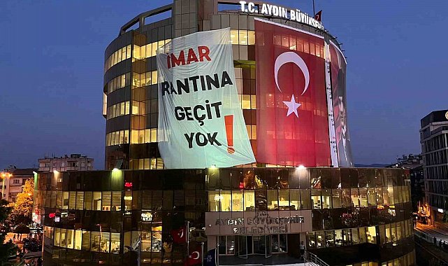 Aydın Büyükşehir Belediyesi binasına dev pankart: "İmar rantına geçit yok"