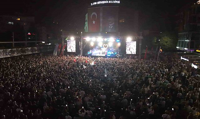 Aydınlılar Zafer Bayramı'nı ünlü sanatçıyla kutladı