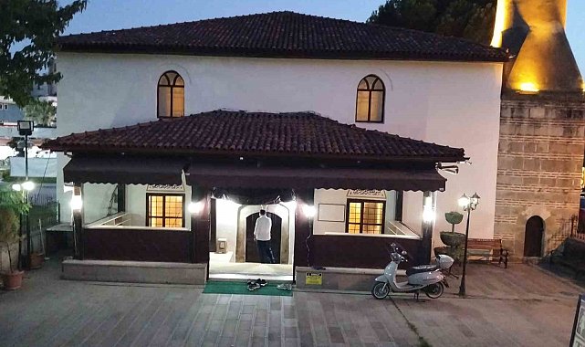 Bafra'da camiden hasır çalındı