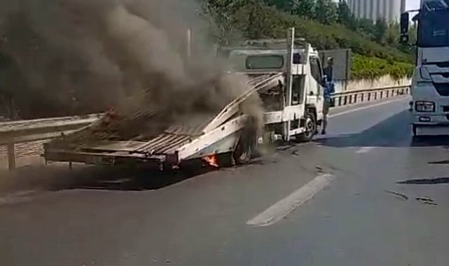 Bağcılar TEM Otoyolu'nda çekici yangını: Alevler sürücülerin müdahalesiyle söndürüldü