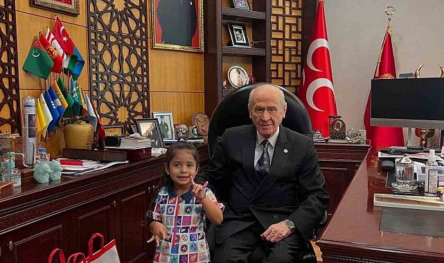 Bahçeli hayranı Minik Hilal, Devlet Dedesi'nin elini öptü