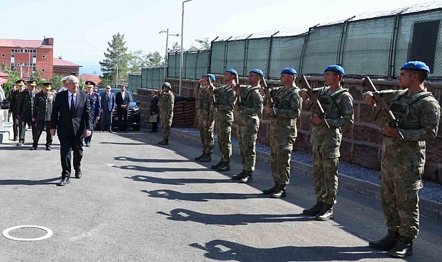Bakan Güler, Bitlis Ahlat Komando Tabur Komutanlığını ziyaret etti