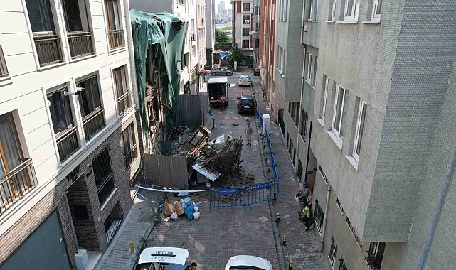 Bakırköy'de kısmen çöken tarihi ahşap bina havadan görüntülendi