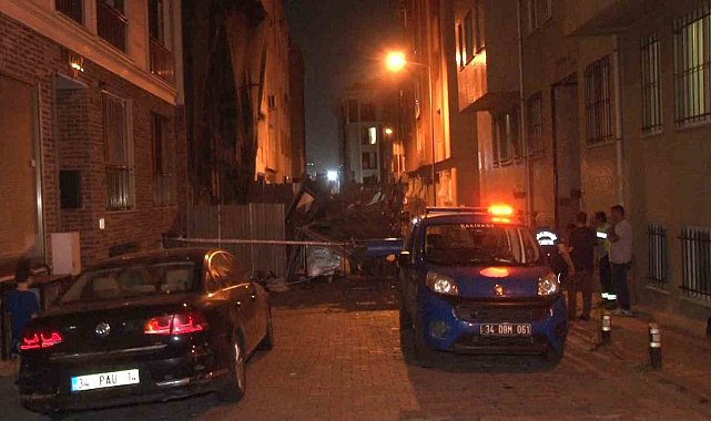 Bakırköy'de tarihi ahşap binada çökme meydana geldi