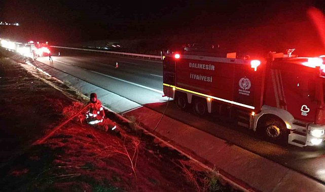 Balıkesir' de otoyolda yanan tır ot yangına sebep oldu