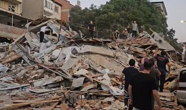Balıkesir'de 6.1'lik deprem: Bir bina çöktü