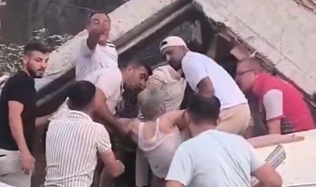 Balıkesir'de 6.2'lik deprem: Bir kişi enkazdan sağ çıkarıldı