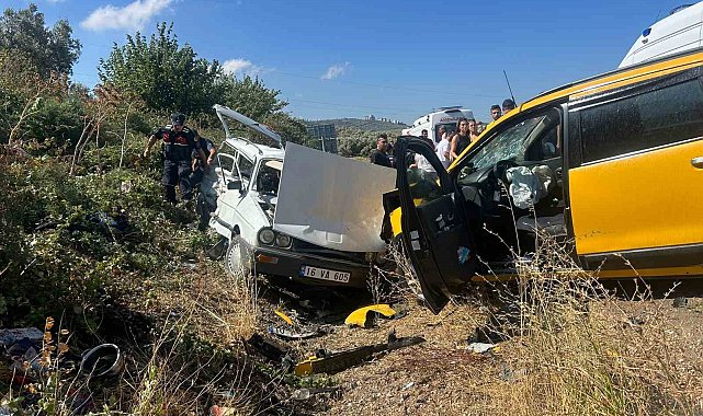 Balıkesir'de ticari taksi otomobille kafa kafaya çarpıştı: 4 yaralı