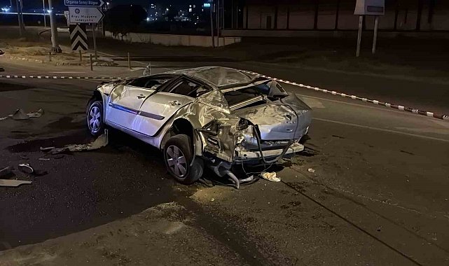 Bariyere çarpan otomobil metrelerce sürüklendi: 1 ölü, 1 yaralı