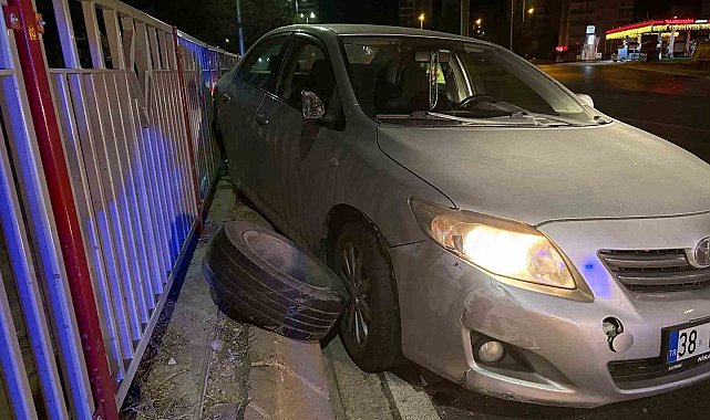 Bariyerlere çarpan otomobilin tekerleği fırladı: 2 yaralı